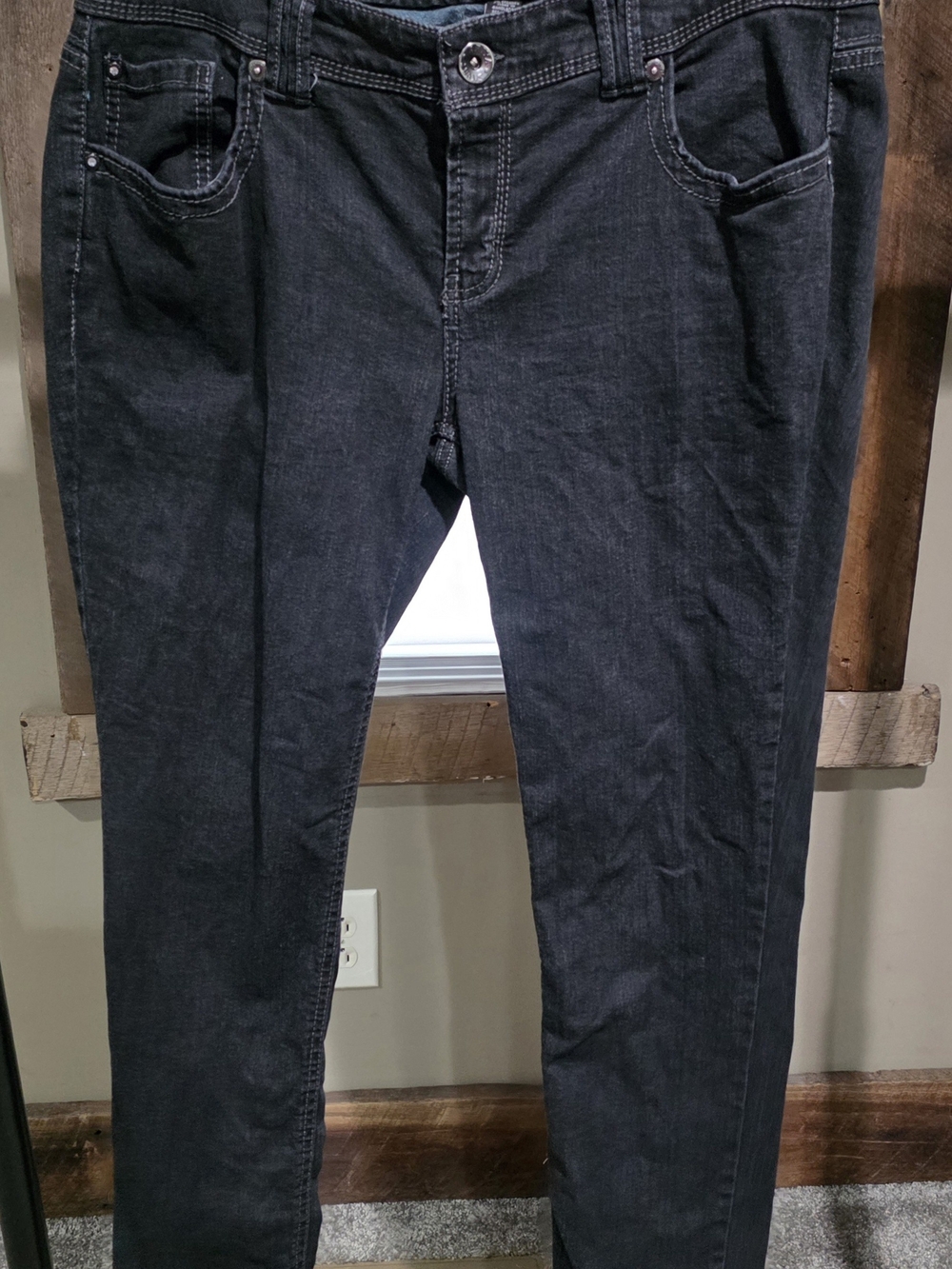 Ariya Women's Skinny Jeans in Black Wash